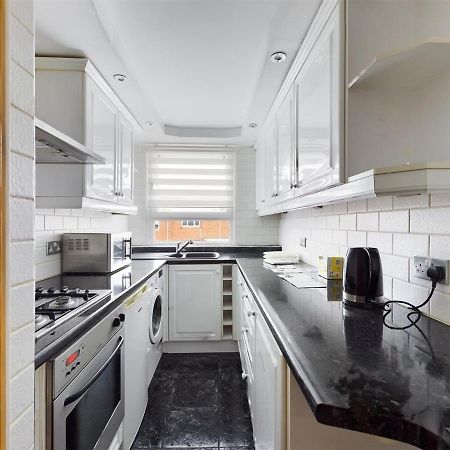 Parsonage Leys Apartment Harlow Bagian luar foto
