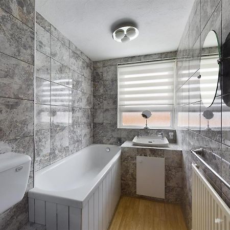 Parsonage Leys Apartment Harlow Bagian luar foto
