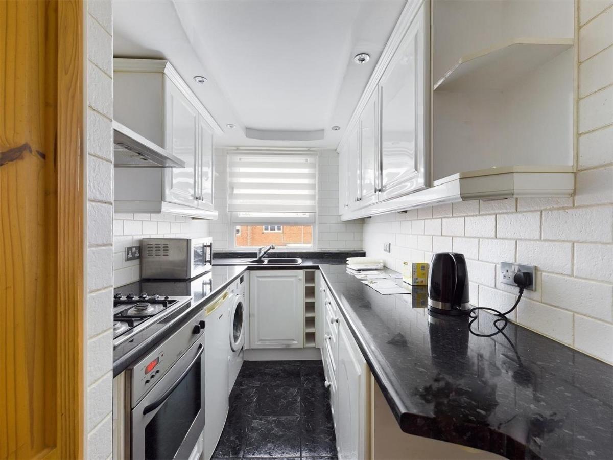 Parsonage Leys Apartment Harlow Bagian luar foto