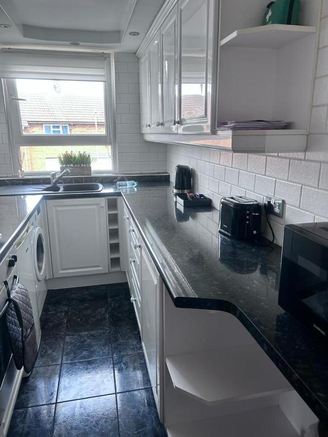 Parsonage Leys Apartment Harlow Bagian luar foto