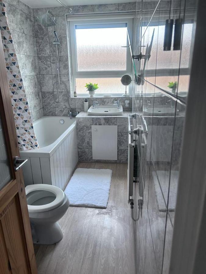 Parsonage Leys Apartment Harlow Bagian luar foto